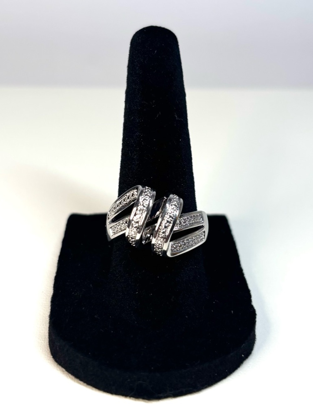 Rhodium-plated ribbon ring with diamond accent